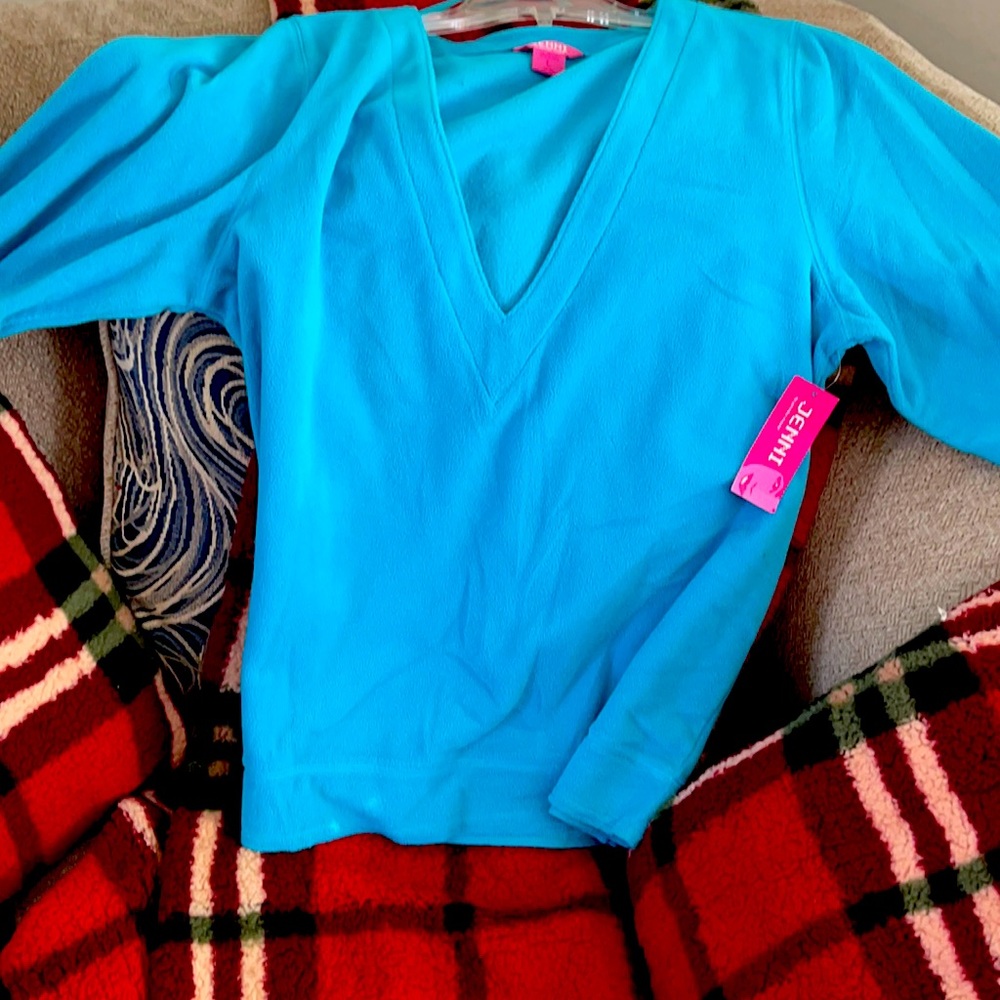 Nice and soft size is medium 8 to 10 size large is 10 to 12
